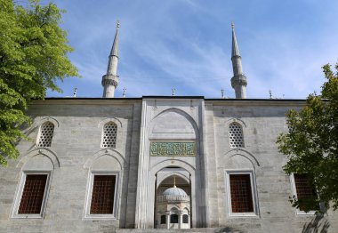 İSTANBUL, TURKEY-MAYIS 11. 2022: Uskudar İlçesindeki Mihrimah Sultan Camii 'nin Ön Girişi