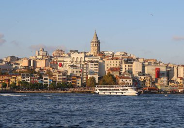 İSTANBUL, TURKEY-ECTOBER 30. 2021: Ünlü Tarihi Galata Kulesi ve Renkli Binaları ile İstanbul Skyline