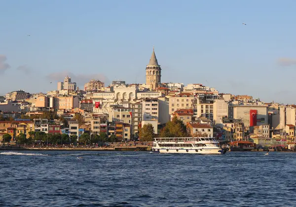 İSTANBUL, TURKEY-ECTOBER 30. 2021: Ünlü Tarihi Galata Kulesi ve Renkli Binaları ile İstanbul Skyline