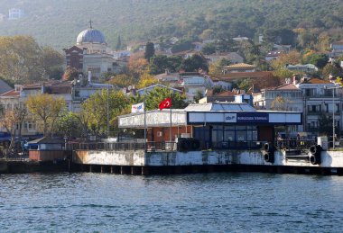 BURGAZADA, ISTANBUL, TURKEY-NOVEMBER 05.2021: Aghios oannes Prodromos 'lu Burgazada Yunan Ortodoks Kilisesi namı diğer Aya Yani Kilisesi ve Küçük Feribot İstasyonu 