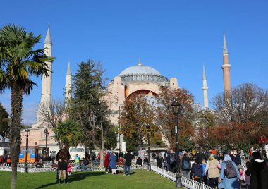 İSTANBUL, TURKEY-OKTOBER 30. 2021: Ayasofya ve Önündeki Sultanahmet Parkı 'ndaki Tanımlanamayan İnsanlar