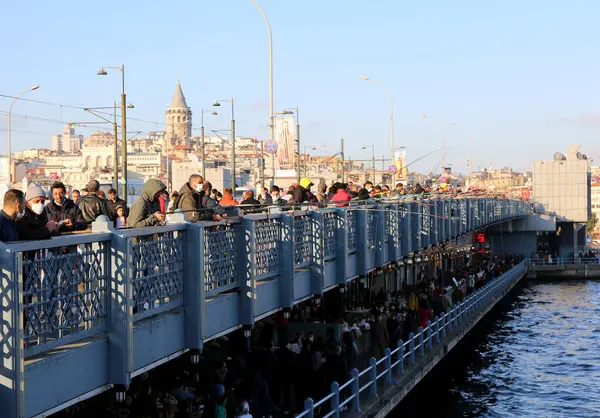 İSTANBUL, TURKEY-ECTOBER 30. 2021: Galata Köprüsü 'nde balık tutan kimliği belirsiz kişiler