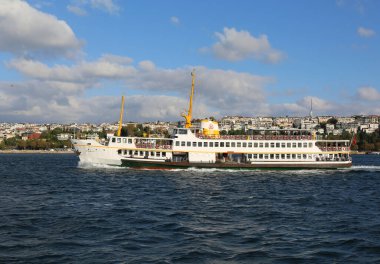 İSTANBUL, TURKEY- 10 Kasım 2021: Geleneksel İstanbul Feribotu nam-ı diğer Küçük Asya ve Avrupa arasında seyahat eden Buhar