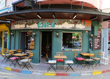 İSTANBUL, TURKEY-NOVEMBER 11. 2021: İstanbul Balat İlçesinde renkli sandalyeli şirin kafe ve birkaç müşteri