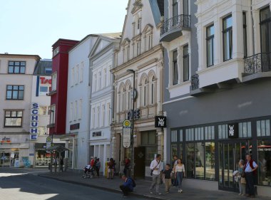 HERFORD, ALMANY-NİSAN 22.2019: Herford 'daki otobüs durağında kimliği belirsiz insanlar bekliyor