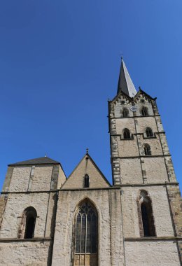 Herford, Almanya 'da saati olan eski bir Alman kilise kulesi.