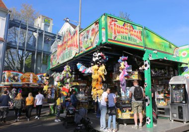 HERFORD, GERMANY-APRIL 22.2019: Paskalya Festivalinde Arcade 'de oyun oynayan kimliği belirsiz gençler