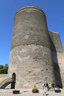 BAKU, AZERBAIJAN-JUNE 28,2024: Tanımlanamayan Turistler Maiden Tower 'ı ziyaret ediyorlar. Bakire Kulesi, Azerbaycan 'ın Bakü kentindeki 12. yüzyıldan kalma bir anıttır..  
