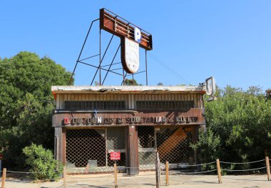 FAMAGUSTA, NORTHERN CYPRUS-AĞUSTust 30. 2023: Varosha Hayalet Kasabası 'ndaki Vintage Tabelasıyla Terk Edilmiş İş