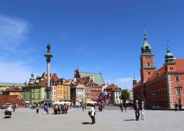 SAVAŞ, POLAND-MAYIS 15 Mayıs 2015: Güzel bir Bahar Günü 'nde Kral Sigismunds Sütunları, Kilise ve Renkli Binalarla Kale Meydanı' nı ziyaret eden kimliği belirsiz turistler