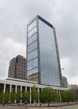 INDIANAPOLIS, In, USA-SEPTEMBER 02.2014: Soğuk bir Sonbahar Günü 'nde Bölgelerde ve BMO Kulelerinde Tanımlanamayan Adam