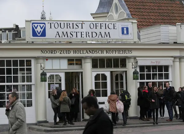 Stock image AMSTERDAM, NETHERLANDS-MARCH 01,2014:Unidentified Tourists standing in front of Tourist Office