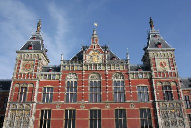 Amsterdam Centraal, Hollandalı mimar Pierre Cuypers tarafından tasarlanmış ve 1889 'da açılmıştır..
