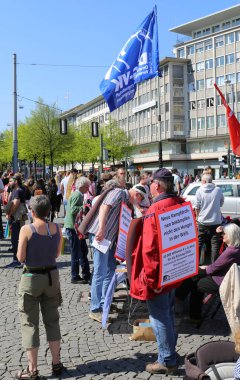 BIELEFELD, GERMANY-APRIL 20,2019: Halk Protesto Toplantısında Tanımlanamayan Korsan Partisi Üyeleri