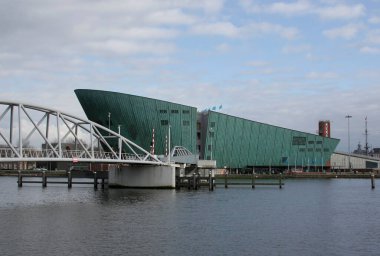 AMSTERDAM, NETHERLANDS-MARCH 01.2014: Nemo Bilim Müzesi 'nden kimliği belirsiz kişiler 