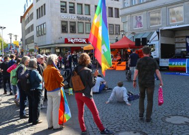 BIELEFELD, GERMANY-APRIL 20,2019: Korsan Partisi Toplantısında Tanımlanamayan Korsan Partisi Destekçileri Renkli Pace Bayrağıyla