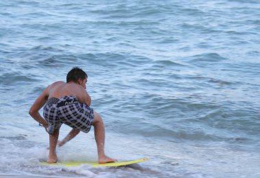 Miami Beach, Florida, ABD-27 Ağustos 2009: Sıcak Yaz Gününde Miami Plajında Tanımlanamayan Genç Sörf Yapıyor