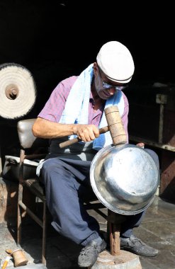 ADANA, TURKEY-ECTOBER 23. 2018: Kimliği belirlenemeyen Türk Tinsmith Dükkanındaki Tenceresini onarıyor