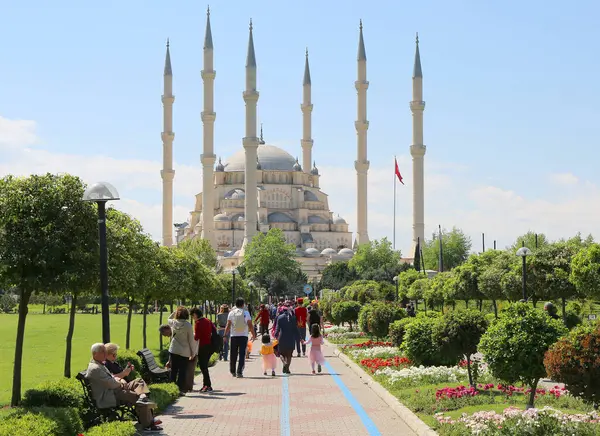 ADANA, TURKEY-APRIL 09.2017: Central Park 'ta Sabancı Merkez Camii' ne doğru altı minareyle yürüyen kalabalık