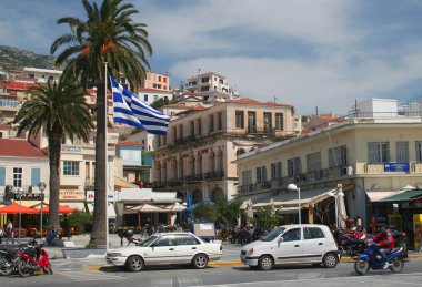 SAMOS, GREECE-APRIL 03.2006: Limandaki Popüler Yerel Kafe 'de Kimliği Belirlenemeyen İnsanlar Sunny Spring Day' in tadını çıkarıyor
