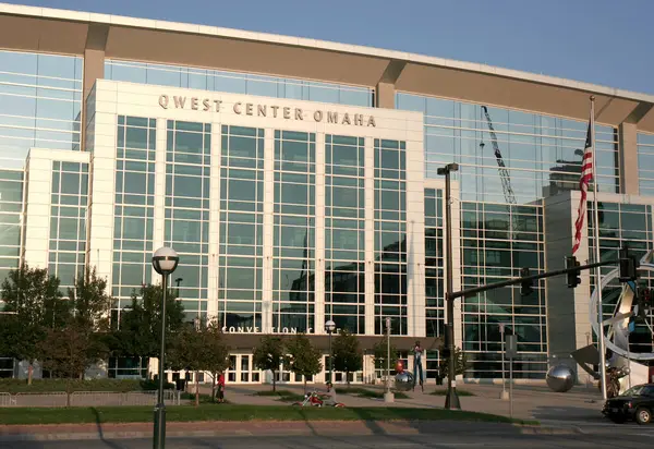 OMAHA, NEBRASKA, ABD-SEPTEMBER 06.2009: The Qwest Center Omaha tarafından motosikletine binen tanımlanamayan motorcu