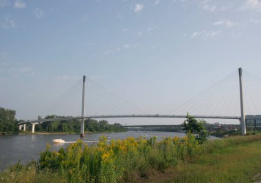 OMAHA, NE, ABD-SEPTEMBER 07.2009: Kimliği belirsiz insanlar Bob Kerrey Pedestrian Köprüsü etrafındaki nehirde tekne gezisinden keyif alıyorlar