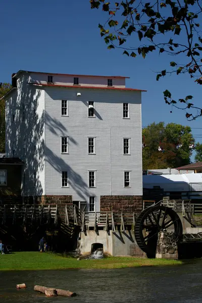 ROCKVILLE, IN, ABD-ECTOBER 14 Ekim 2006: Mansfield Kapsamlı Köprü Festivali sırasında Kimliği belirlenemeyen insanlar gökyüzü gezintisi ve Mill tarafından dinlenme