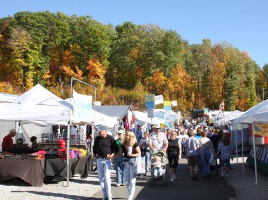 ROCKVILLE, IN, ABD-ECTOBER 21.2007: Mansfield Parklı Köprü Festivali 'nde tedarikçiler arasında yürüyen kimliği belirsiz kişiler