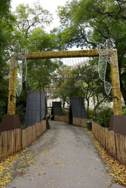 VIENNA, AUSTRIA-NOVEMBER 14,2023: Tanımlanamayan İnsanlar Meleklerle Noel Pazarı 'nın girişinden geçtiler