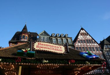FRANKFURT, GERMANY-ARALIK 15 Aralık 2013: Romer Tarihi Binaları ve Bir Noel Tedarikçisi İmzası