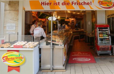 MINDEN, GERMANY-APRIL 25. 2019: Popüler Alman Fırını ve Kafe Bertermann 'ın kimliği belirsiz çalışanları tezgahın arkasında müşterileri bekliyor