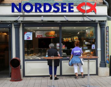 MINDEN, ALMANY-NİSAN 25. 2019: Nordsee Deniz Ürünleri Lokantası 'nın önünde Bekleyen Tanımlanamayan Müşteriler