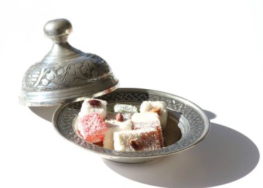 Bakır kâse dolusu renkli Türk Lokum namı diğer Lokum, fındıklı beyaz tenli.