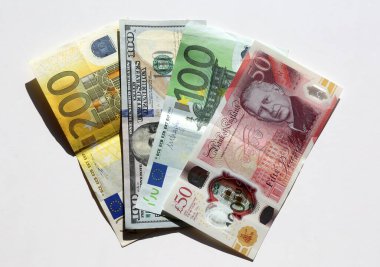 Avro, Amerikan Doları ve İngiliz Banknotları beyaza izole edildi