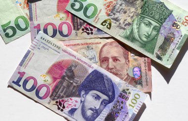 Renkli Gürcü Lari Banknotları beyaza izole edildi