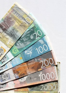 Renkli Sırp Dinarı paraları beyaza izole edildi