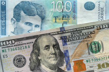 Yüz ABD Doları ve Sırp Yüz Dinar Banknotuna Yakın