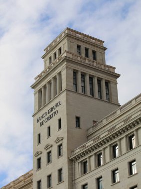 BARCELONA, SPAIN-DECEMBER 06.2014: Banco Espanol De Credito Kulesi diğer adıyla İspanya Kredi Bankası Mavi Gökyüzü Arkaplanı ile Barselona 'daki Bina