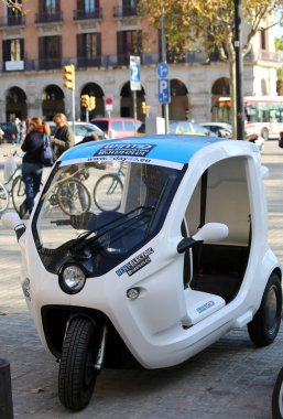 BARCELONA, SPAIN-Aralık 07.2014: Kiralık Elektrikli Araç ve Bisikletli Tanımlanamayan İnsanlar