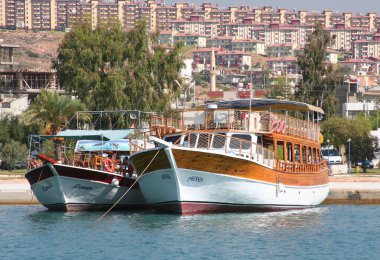 TASUCU, Mersin, TURKEY-EPTEMBER 26. 2010: Tasucu Limanı 'ndaki Ahşap Tur Tekneleri ve Apartman Binaları