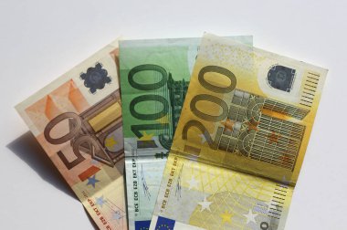 Beyaz Arkaplan ile Renkli Euro banknotları