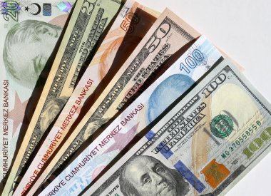 Renkli Türk lirası ve ABD Doları banknotları beyaza izole edildi