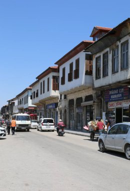HATAY, TURKEY-JUNE 03.2017: Tarihi binalar, araçlar ve yürüyen insanlarla eski Antakya sokakları