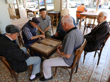 HATAY, TURKEY-JUNE 03.2017: Tarihi Afan Çay Evi 'nde Tavla oynayan Tanımlanamayan Yaşlılar