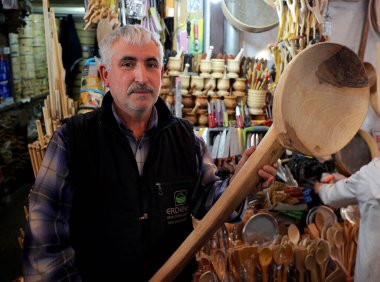 Kahramanmaras, Türkiye-Kasım 05.2016: Maras Souk 'taki dükkanında oyulmuş tahta kaşığını gösteren tanımlanamayan adam