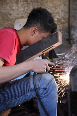 Kahramanmaras, Türkiye-Kasım 05.2016: Maras Souk 'ta Tanımlanamayan İşçi Kaynak Metali ile Koruyucu Teçhizat