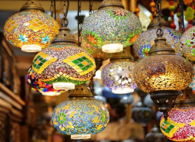 Kahramanmaras, Türkiye 'deki Maras Souk' ta Renkli Türk Mozaik Lambaları Satılık