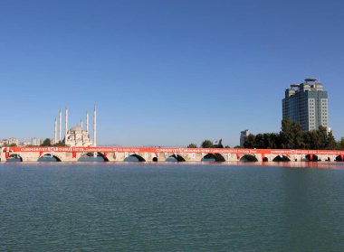 Adana, Türkiye-04 Kasım 2015: Türkiye 'nin Cami ve Otellerle Bağımsızlık Günü Dekorasyonlarıyla Eski Roma Taş Köprüsü