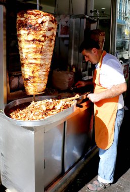 Adana, Türkiye-Kasım 04.2015: Türk Aşçı müşteriler için Doner Kebap Sandviçi hazırlıyor