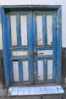 Terk Edilmiş Yunan Kapısı Adana, Türkiye 'de Mavi ve Beyaz Boyalı